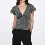 R019 Remera V con frunce nevado
