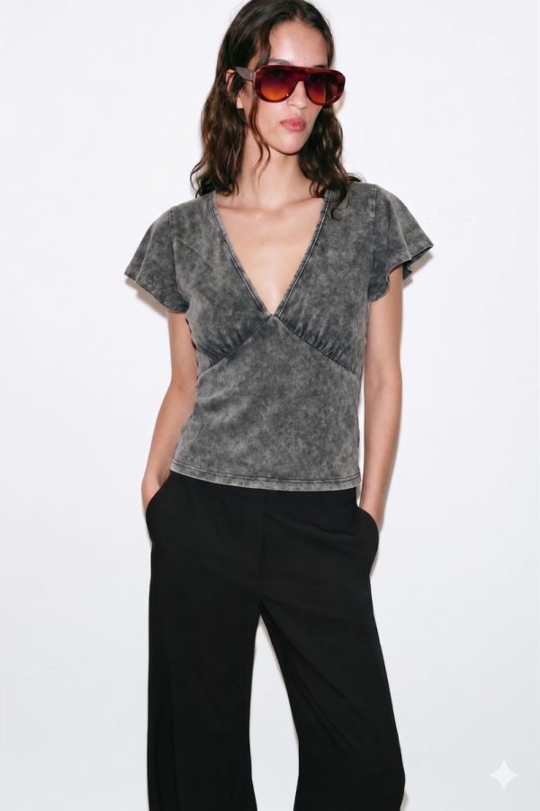 R019 Remera V con frunce nevado